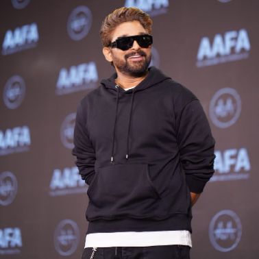 Allu Arjun Spends 6+ Hours with 1,000 Fans; Extends Life Insurance Cover to Every AAFA Member!