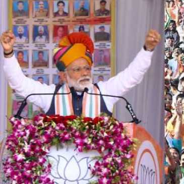 Crowds invoke Modi's name as Congress CM starts to speak!