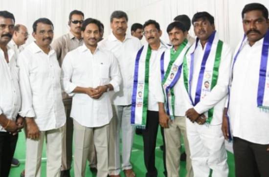 Former DSP Venugopal aspirant of TDP Puttaparthi ticket joins YSRCP