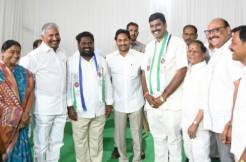 Former DSP Venugopal aspirant of TDP Puttaparthi ticket joins YSRCP