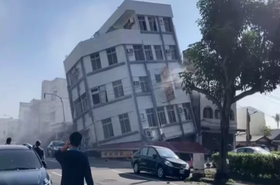 7.4 Magnitude Earthquake hits Taiwan, triggers Tsunami warnings