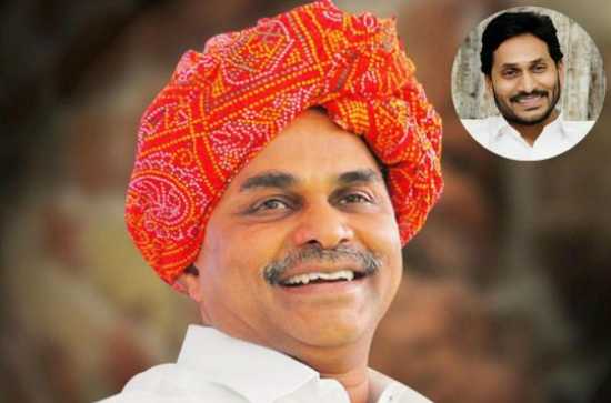 Jagan delights farmers on YSR's birth anniversary