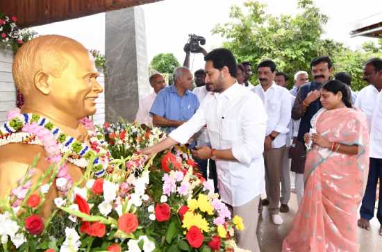 Jagan's floral tribute to his father YSR at Idupulapaya