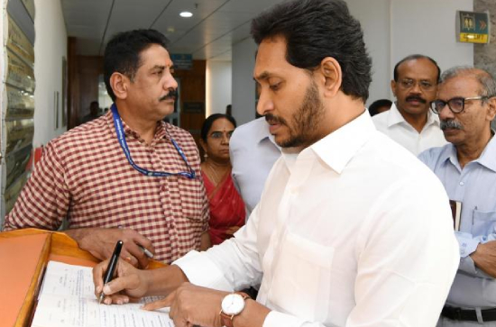 Huge News: Jagan announces 2 and half lakh acres for IT space