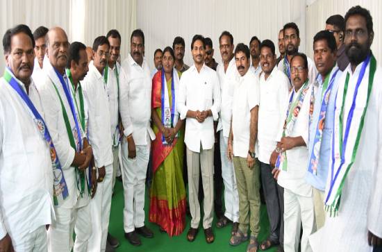 Several Key leaders, including MLAs joins YSRCP 