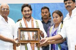 YS Jagan meets weavers community in Guntur