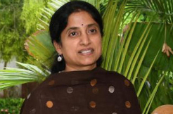 Pleasant surprise to YS Jagan, wife Bharati waves from the crowd in Vijayawada 