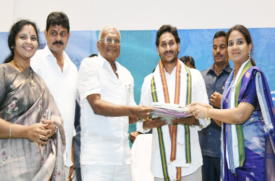 Jagan endorses YSRCP MLA Candidate M Lavanya as ‘champion of weavers’ 