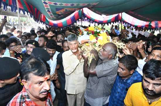 Naidu carries Dayakar Reddy’s pyre; expresses his love for his leader