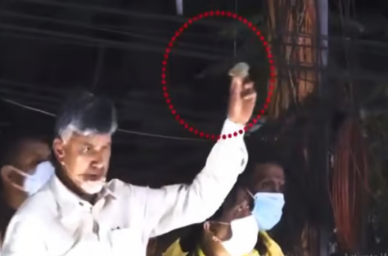 Chandrababu gets trolled for farcical stone attack 