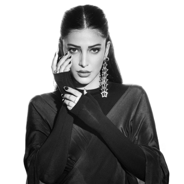 Glam Shot : Shruti Haasan makes a statement with dazzling stills!