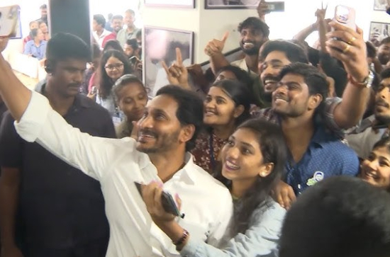 Y S Jagan Mohan Reddy visits IPAC team
