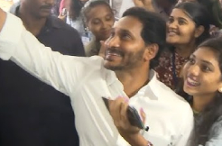 Y S Jagan Mohan Reddy visits IPAC team