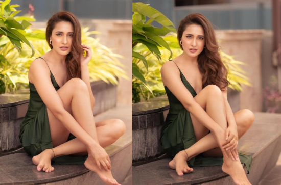Glam Shot: Pragya Jaiswal flaunts her luscious figure!