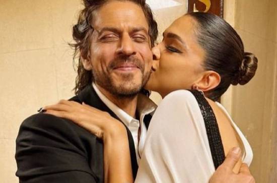 Deepika Padukone kisses SRK: Netizens offer judgments and counters