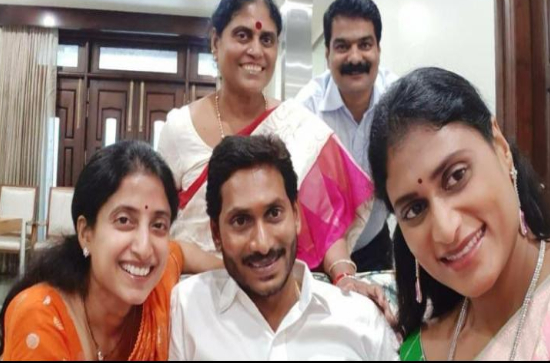 Despite differences, Jagan attends Sharmila's son's engagement