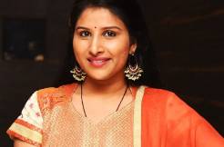 Singer Mangli escapes accident with injuries