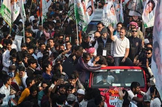 Stupid of Rahul Gandhi to target Amitabh Bachchan: Netizens 