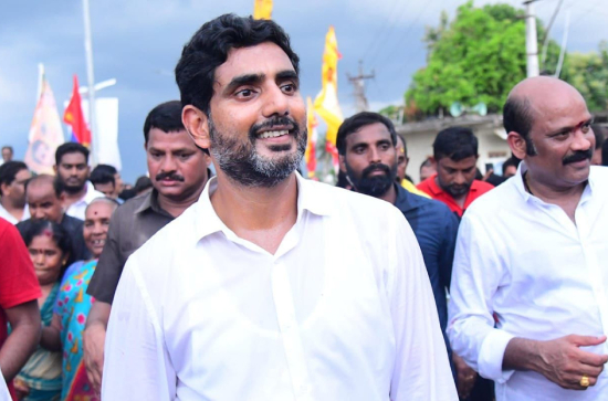 How can Lokesh complete 4000 KMs in 300 days?