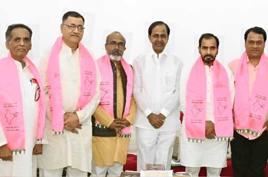 BRS strengthens its presence in North; BJP leaders join BRS