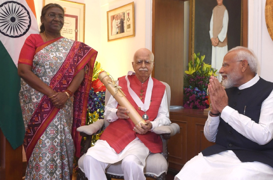 LK Advani conferred Bharat Ratna by President Murmu